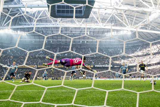 AIKs Rui Modesto gör 1-0 bakom Djurgårdens målvakt Jacob
