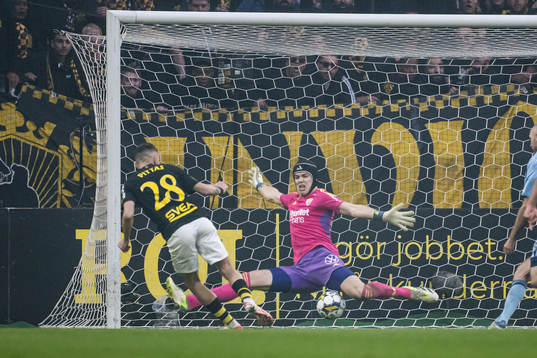 AIKs Ioannis Pittas gör 1-0 på Djurgårdens målvakt