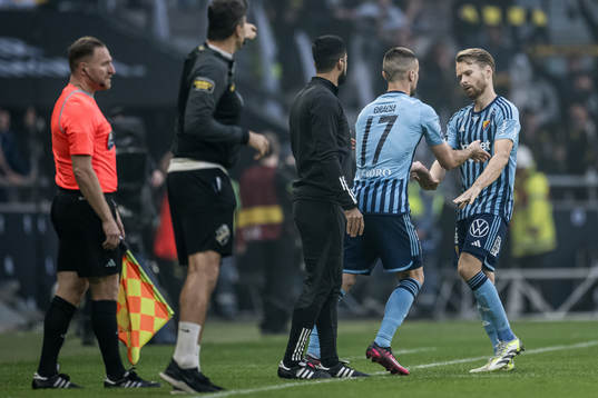 Djurgårdens Carlos Moros Gracia byter med Jacob Une Larsson