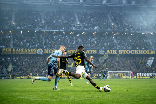 Djurgårdens Piotr Johansson och AIKs Erick Otieno