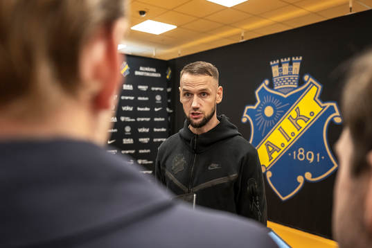 Djurgårdens Alexander Milošević i mixade zonen