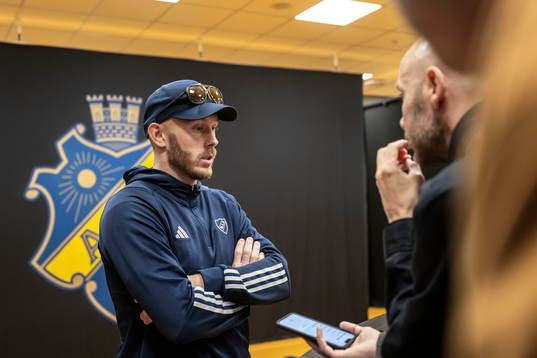 Djurgårdens Magnus Eriksson i mixade zonen