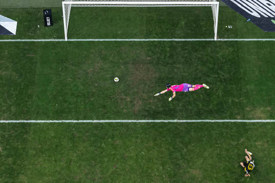 AIKs Rui Modesto gör 1-0 bakom Djurgårdens målvakt Jacob