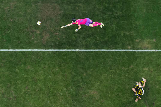AIKs Rui Modesto gör 1-0 bakom Djurgårdens målvakt Jacob