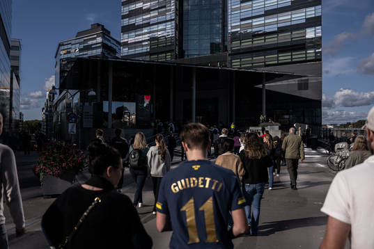 Supportrar utanför Mall of Scandinavia