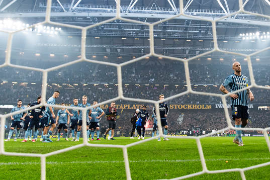 Djurgårdens Magnus Eriksson (till höger) deppar med