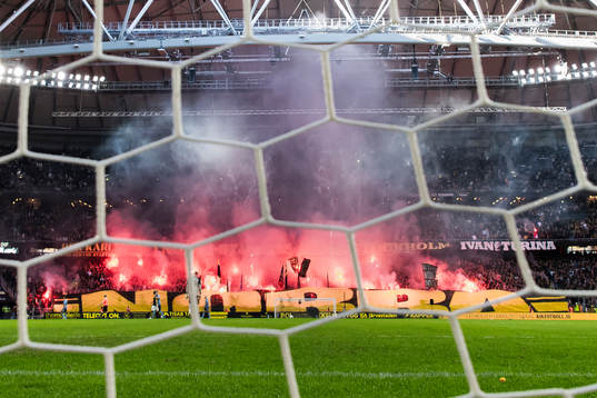 s supportrar med ett tifo
