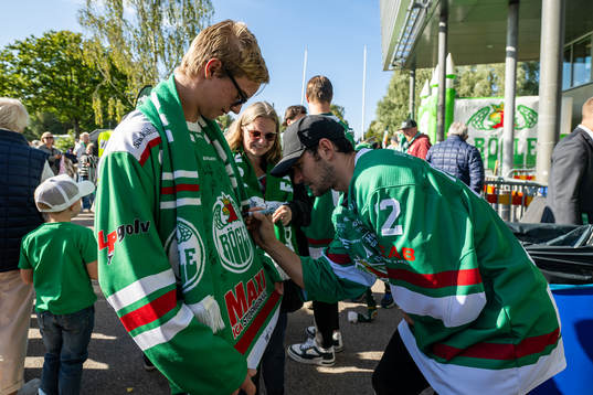 Rögles Brady Ferguson skriver autografer