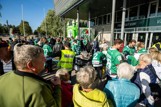 Rögles spelarna skriver autografer