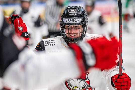 Malmö Redhawks Hilda Törner jublar