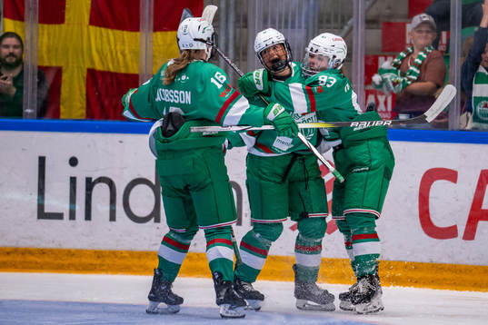 Rögles Emilia Rydell och Megan Christine Holzhuter jublar