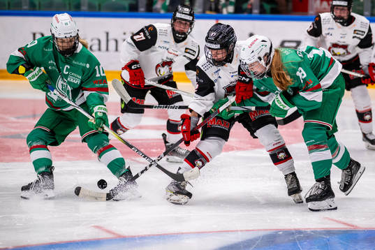 Rögles Wilma Hjelm och Emily Gustafson och Malmö Redhawks