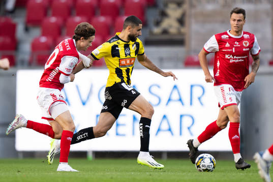 Kalmars Jacob Trenskow och Häckens Aiham Ousou