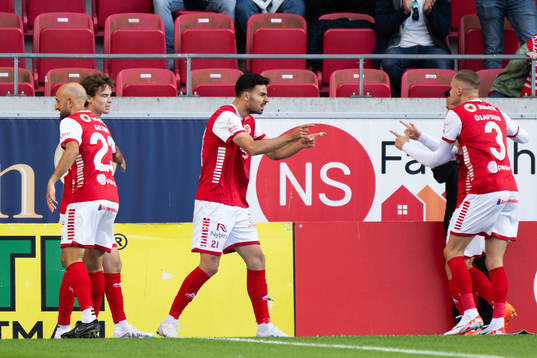 Kalmars Deniz Hummet jublar med lagkamrater