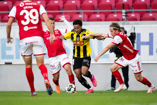 Häckens Momodou Lamin Sonko mot Kalmars Simon Skrabb och
