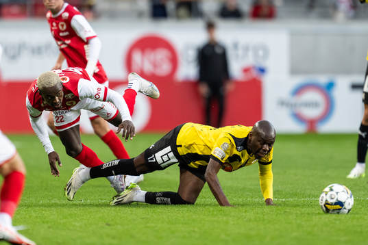 Kalmars Axel Lindahl och Häckens Edward Chilufya