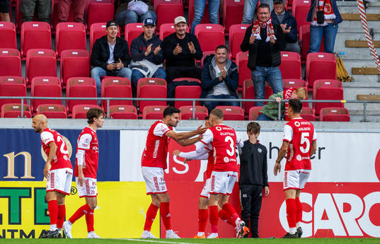 Kalmars Deniz Hummet jublar med lagkamrater