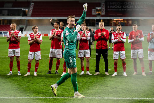 Kalmars målvakt Ricardo Friedrich jublar med lagkamrater