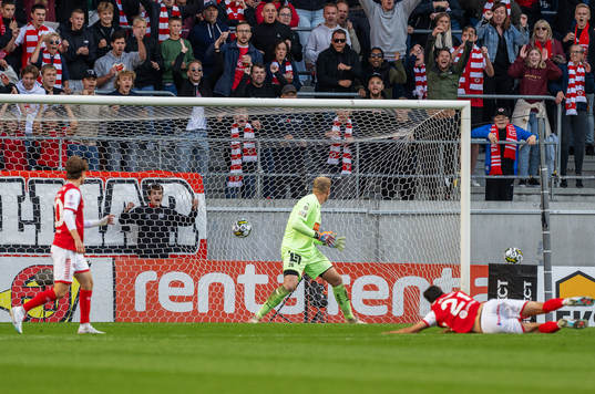 Kalmars Deniz Hummet gör 1-0 bakom Häckens målvakt Peter