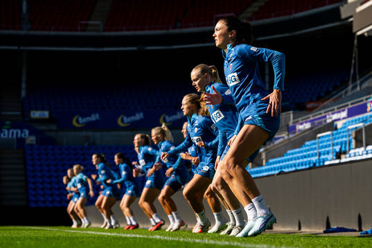 Karina Sævik, Ingrid Syrstad Engen and players of the