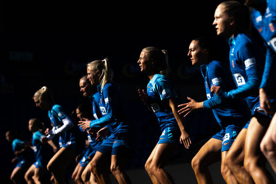 Anja Sønstevold and players of the Norwegian women's