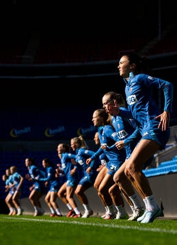 Ingrid Syrstad Engen and players of the Norwegian women's