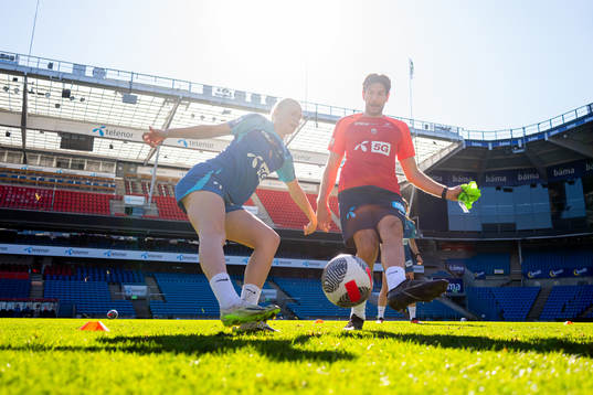Karina Sævik and analyst Simon Hansen of the Norwegian