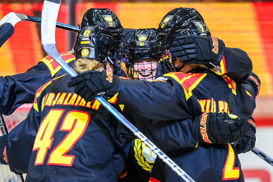 Brynäs Anna Meixner jublar med lagkamrater