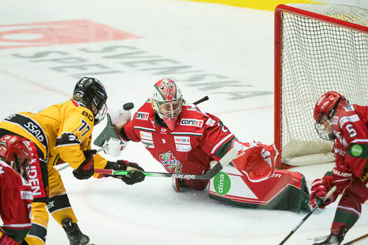 Luleås Linnea Johansson och Modos målvakt Andrea Brändli