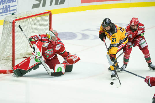 Modos målvakt Andrea Brändli och Luleås Jaycee Magwood