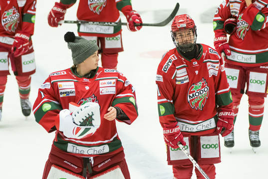 Modos målvakt Lisa Jönsson och Modos Victoria Klimek