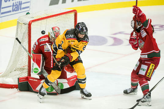 Luleås Jaycee Magwood och Modos målvakt Andrea Brändli