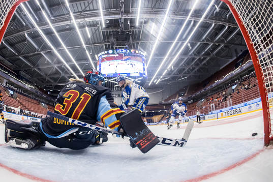 Leksands Agata Sarnovska och Djurgårdens målvakt Ida Boman
