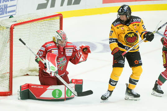 Modos målvakt Andrea Brändli och Luleås Jaycee Magwood