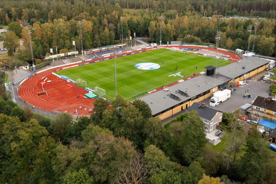 Drönarvy över Finnvedsvallen före fotbollsmatchen i