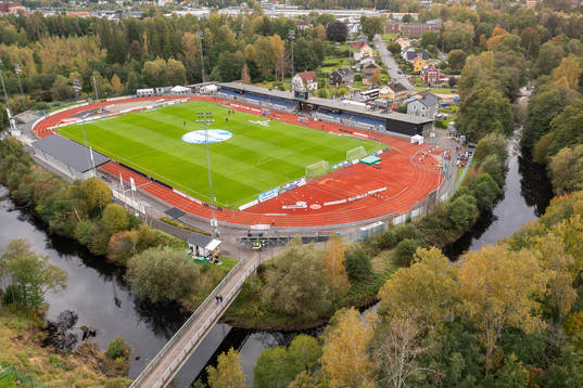 Drönarvy över Finnvedsvallen före fotbollsmatchen i