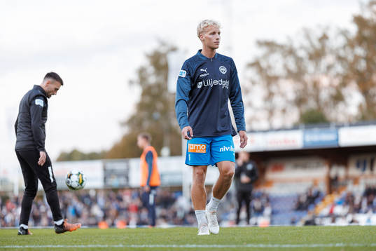 Värnamos Victor Larsson före fotbollsmatchen i