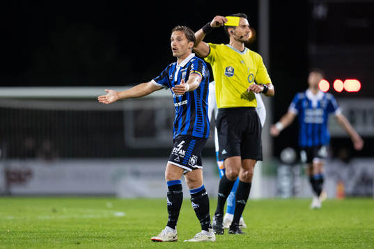 Sirius Daniel Stensson får ett gult kort