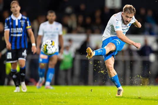 Värnamos Albion Ademi skjuter