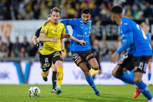 Elfsborgs Simon Hedlund och Halmstads Amir Al-Ammari