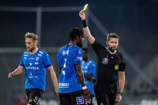 Halmstads Joseph Baffoe få ett gult kort