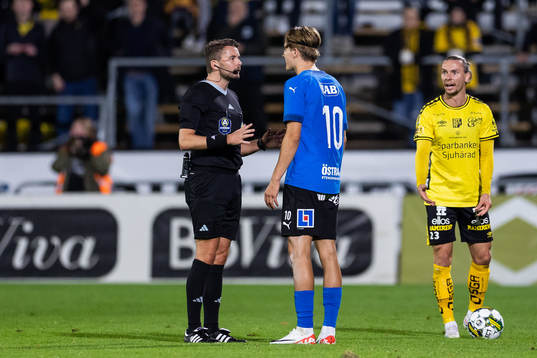 Halmstads Erik Ahlstrand och domare Joakim Östling