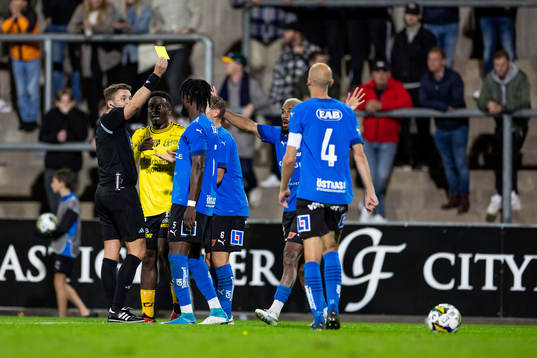 Halmstads Joseph Baffoe får gult kort