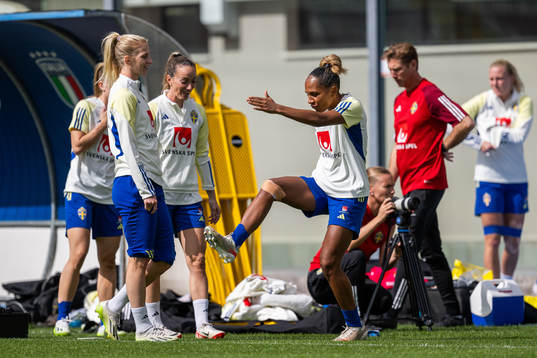 Sofia Jakobsson, Kosovare Asllani and Madelen Janogy of the