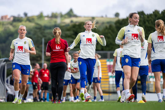 Stina Blackstenius and Sofia Jakobsson of the Swedish
