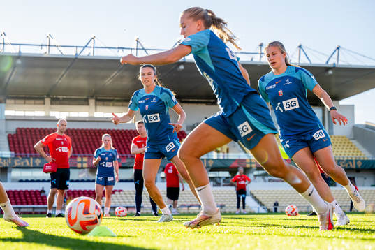 Ingrid Syrstad Engen and Cesilie Andreassen of the