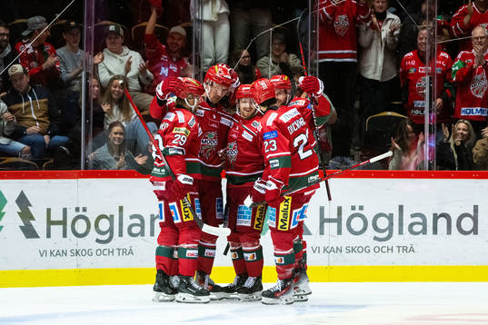 MoDos Riley Woods jublar med lagkamrater