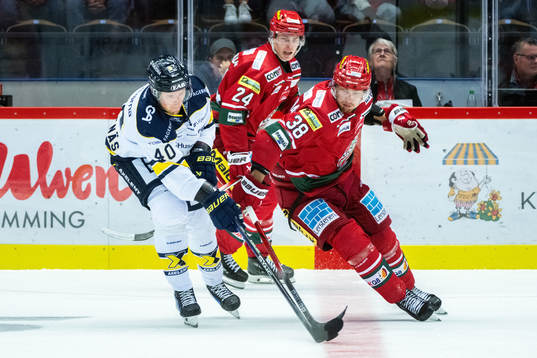 HV71s Oskar Stål-Lyrenäs och MoDos Johan Södergran