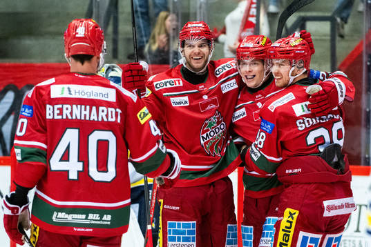 MoDos Erik Walli Walterholm jublar med lagkamrater