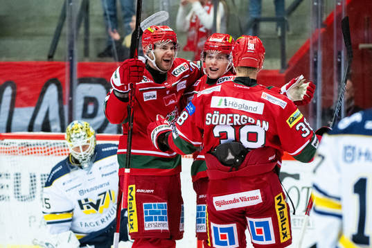MoDos Erik Walli Walterholm jublar med lagkamrater